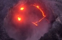 Vulkaan lacht naar helikopter